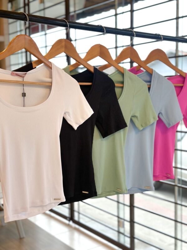 523e4fc2-397d-41fe-ac32-961545b02c98 Blusa Decote Aberto Eliana - Imagem 1